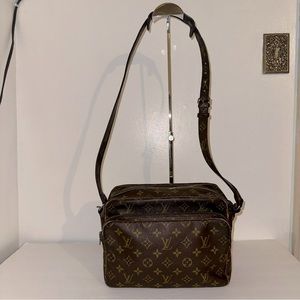 LOUIS VUITTON Authentic VINTAGE Nile Crossbody Bag in Classic Monogram Leather